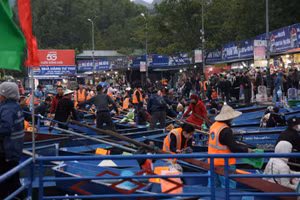 Chùa Hương tấp nập ngày khai hội