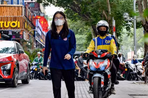 Hà Nội: Xử lý xe máy 'leo' vỉa hè giờ cao điểm