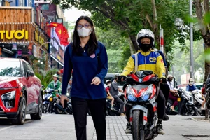 Hà Nội: Xử lý xe máy 'leo' vỉa hè giờ cao điểm
