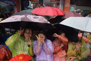 Mưa lớn không làm nản lòng người dân chờ xem A80