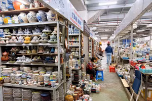 Khu chợ 'dưới lòng đất' giữa phố cổ Hà Nội trong cảnh đìu hiu