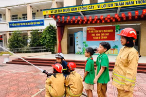 Xem 'lính cứu hoả nhí' tập chữa cháy trong sân trường