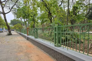 Hà Nội: Công viên Cầu Giấy lắp đặt hàng rào mới