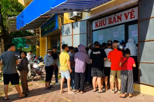 CĐV Thép xanh Nam Định xếp hàng mua vé xem AFC Champions League Two