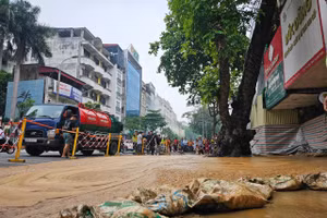 Bùn phụ gia đường sắt Metro Nhổn - Ga Hà Nội lại phun trào
