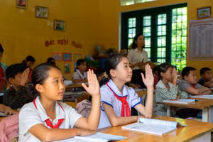 Những món quà ý nghĩa giúp học sinh vùng lũ Lào Cai ổn định việc học