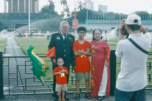 Người dân nô nức đến Quảng trường Ba Đình chụp ảnh dịp lễ 2/9 