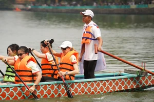 Phó Đại sứ quán Hoa Kỳ tại Việt Nam tranh tài đua thuyền rồng Hồ Tây