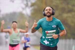 Cán bộ ngành Y tham gia chạy 'Cộng Đồng Khỏe' trong ngày mưa rét