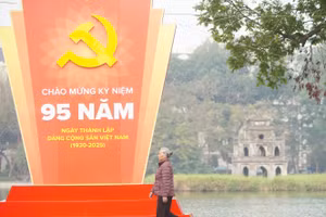 Người Hà Nội tận hưởng ngày mùng 1 Tết theo cách riêng