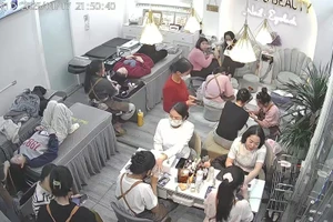 Hà Nội: Cửa hàng làm nail quá tải, khách xếp hàng dài chờ đến lượt