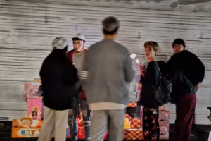 Hà Nội: Bùng nổ trào lưu xé 'hộp mù' may rủi trên phố