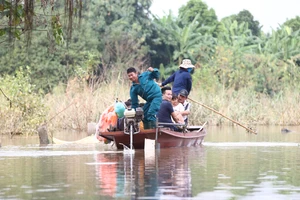 Cuộc sống đảo lộn với hàng trăm hộ dân 'đảo nổi bãi giữa' sông Hồng