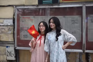 Thời tiết Hà Nội ủng hộ, các 'nàng thơ' tấp nập xuống phố du Xuân