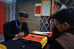 Người Hà Nội tấp nập xin chữ tại Hội chữ Xuân Ất Tỵ 2025