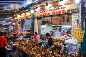Người Hà Nội nhộn nhịp sắm mâm cúng Rằm tháng Giêng