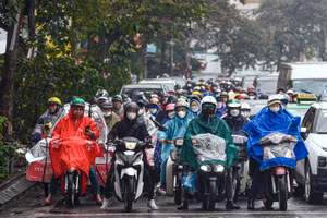 Người dân Hà Nội vượt mưa rét ra đường mưu sinh