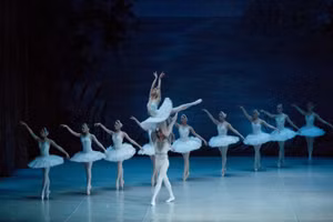 Hình ảnh vở ballet kinh điển 'Hồ thiên nga' sắp trình diễn ở Nhà hát Hồ Gươm