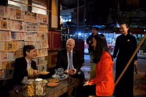 Du khách quốc tế thích thú check-in chuyến tàu về quá khứ ở Hà Nội