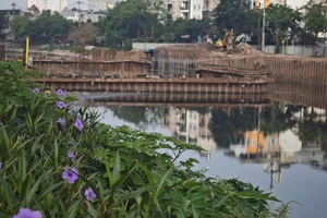 Hà Nội: 'Lộ diện' đập dâng đầu tiên trên sông Tô Lịch