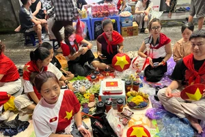 Người dân thức xuyên đêm chờ xem Tổng duyệt diễu binh diễu hành