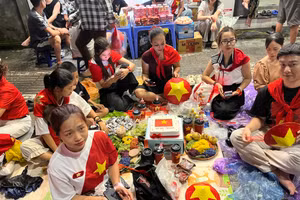 Người dân thức xuyên đêm chờ xem Tổng duyệt diễu binh diễu hành