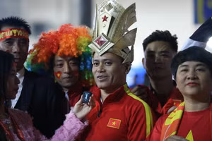 Cổ động viên mang 'cúp vàng', Thần tài đến sân Việt Trì cổ vũ tuyển Việt Nam