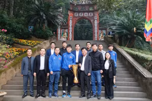 Mang cúp vàng về đất Tổ, đội tuyển Việt Nam dâng hương báo công các vua Hùng