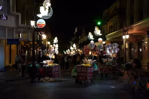 Hàng rong bủa vây, lấn chiếm phố đi bộ hồ Gươm