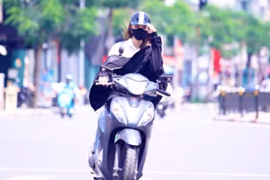 Người dân Hà Nội chật vật với nắng nóng đầu mùa