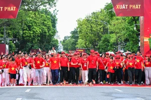 Người đi bộ mặc áo cờ đỏ sao vàng 'nhuộm đỏ' phố phường Hà Nội