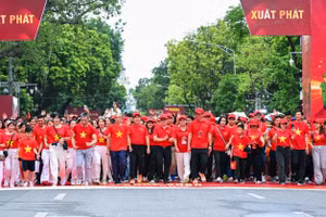 Người đi bộ mặc áo cờ đỏ sao vàng 'nhuộm đỏ' phố phường Hà Nội