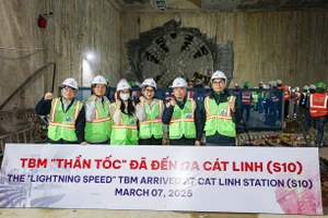 Khoảnh khắc mũi khoan 'Thần tốc' xuyên lòng đất ga S10-Cát Linh ở Hà Nội