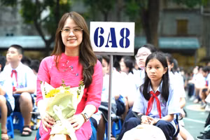 Học sinh lớp 6 học hát và nhảy flashmob trong ngày đầu đến trường