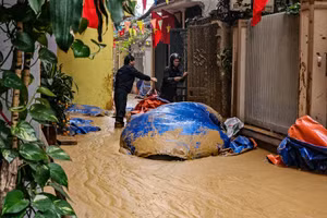 Đường sắt Nhổn - ga Hà Nội: Phụ gia đào hầm bất ngờ phun tràn lên mặt đất