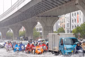 Ảnh hưởng bão Kajiki, Hà Nội mưa lớn suốt đêm, nhiều tuyến đường ngập sâu