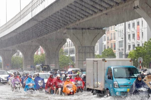 Ảnh hưởng bão Kajiki, Hà Nội mưa lớn suốt đêm, nhiều tuyến đường ngập sâu