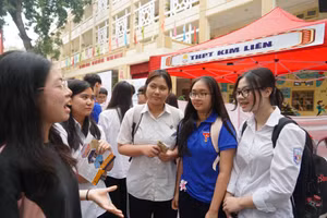 Phụ huynh cùng con dự Ngày hội hướng nghiệp