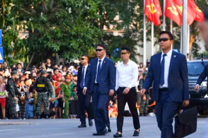 Mãn nhãn màn trình diễn ngoạn mục của đặc vụ Việt Nam trên phố đi bộ