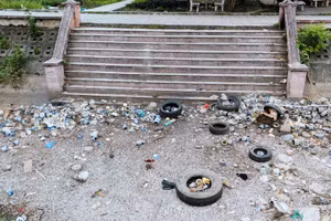 Hàng nghìn chiếc bát hương dưới đáy hồ Công viên Nghĩa Đô ở Hà Nội