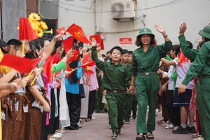 Học sinh Tiểu học trải nghiệm không khí giải phóng Thủ đô