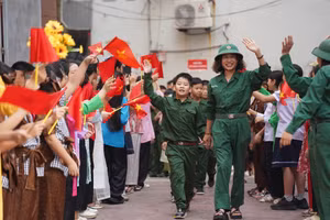 Học sinh Tiểu học trải nghiệm không khí giải phóng Thủ đô