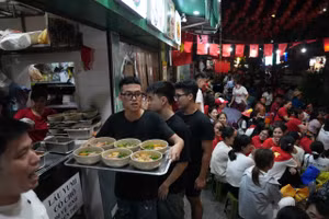 Hàng lẩu miễn phí gần 1.000 bát bún, mỳ cho người dân chờ xem A80