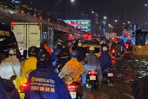 Người Hà Nội vượt điểm ngập sâu trở về nhà giờ tan tầm