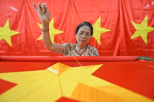 Ngôi làng 'thổi hồn' Quốc kỳ tất bật dịp 2/9