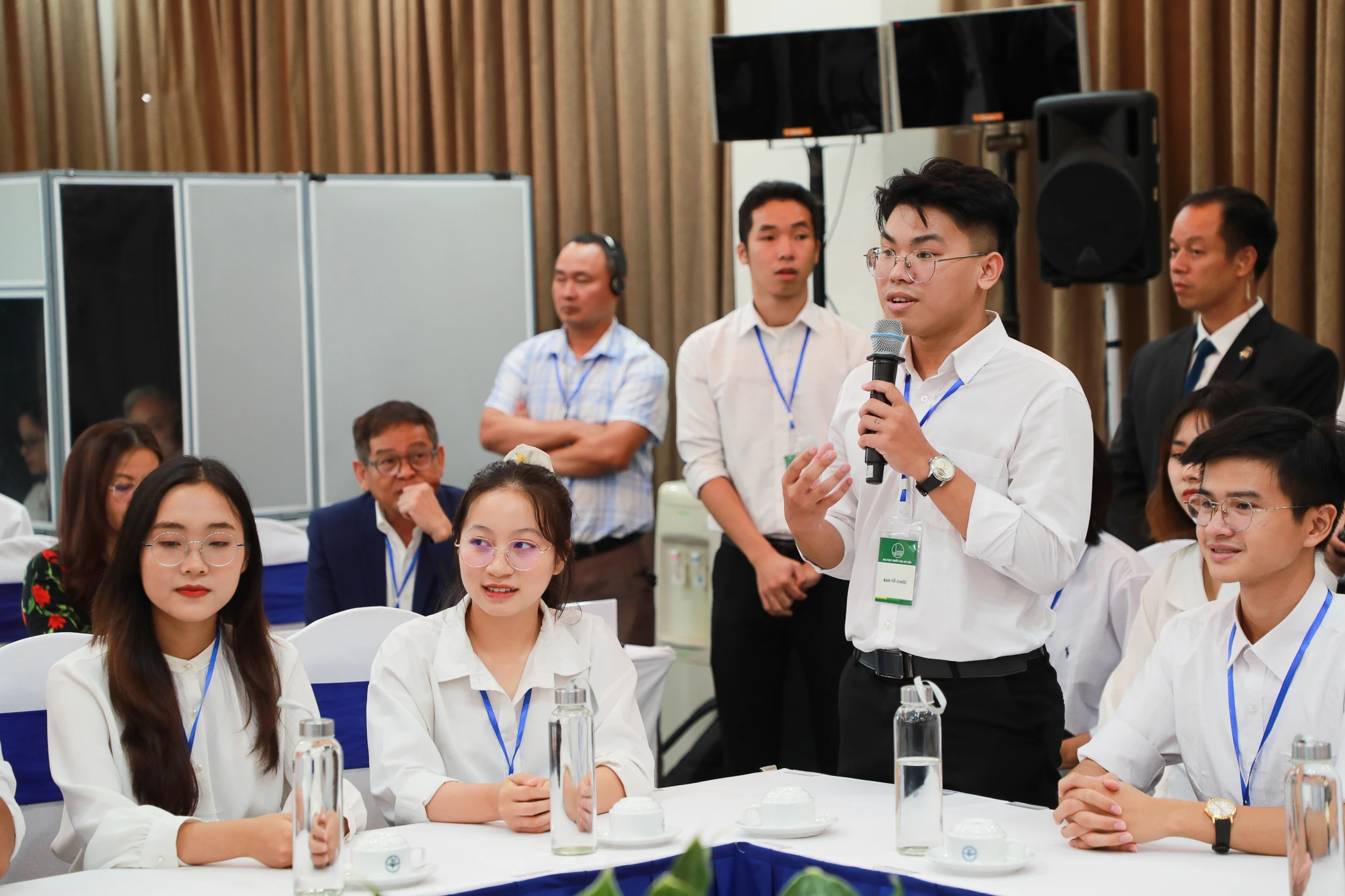 Sinh viên đặt câu hỏi với hai vị Thủ tướng.