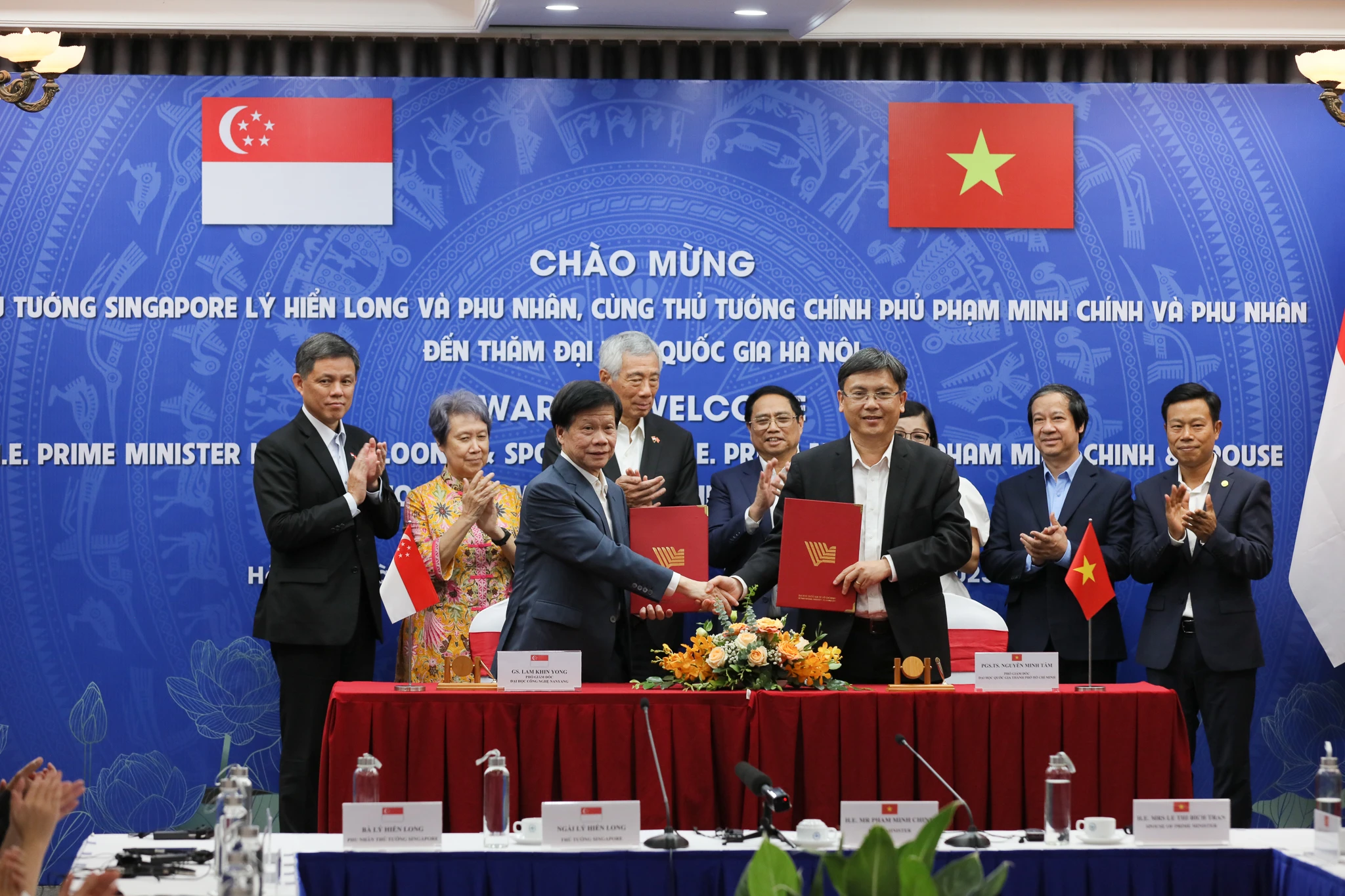 Các quan chức Việt Nam và Singapore chứng kiến Lễ ký kết hợp tác.
