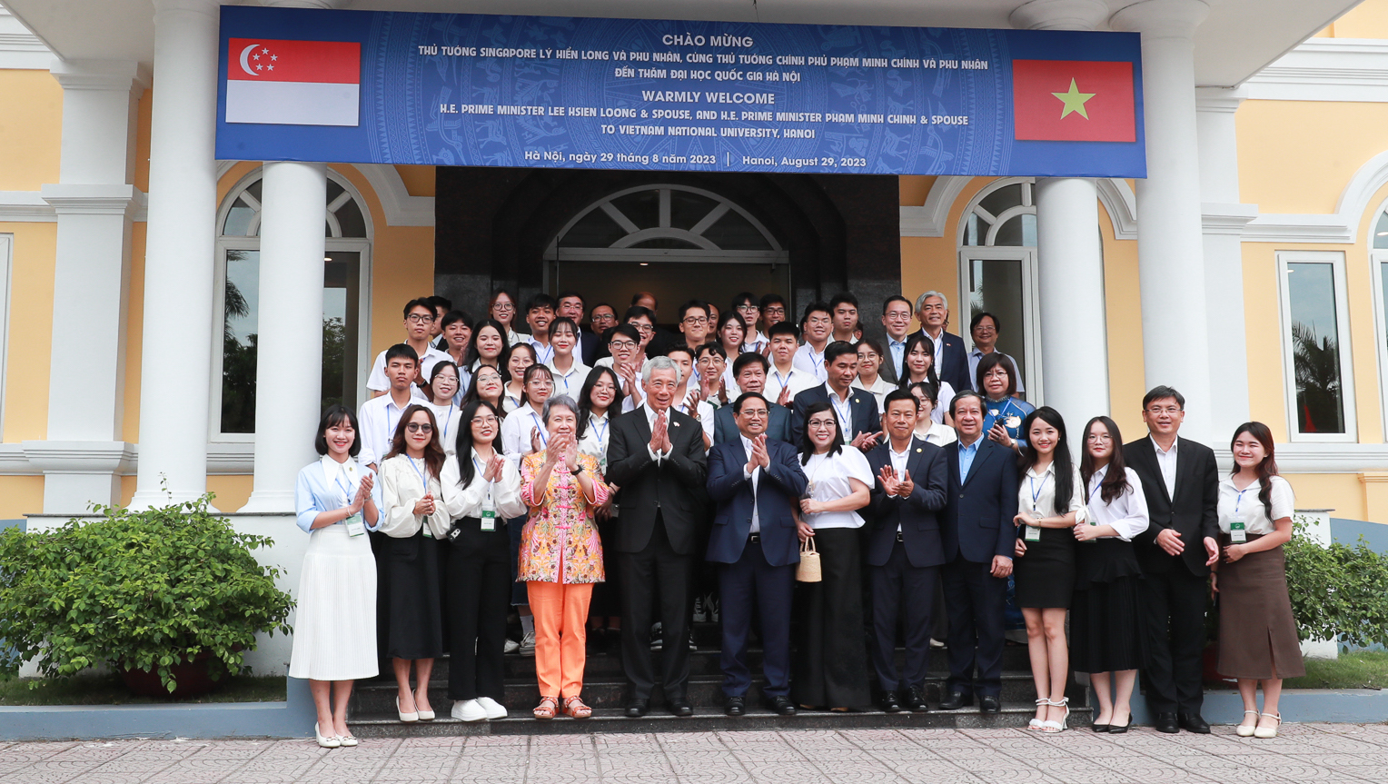 Hai vị Thủ tướng và các vị lãnh đạo chụp ảnh lưu niệm cùng sinh viên. Hai vị Thủ tướng và các vị lãnh đạo chụp ảnh lưu niệm cùng sinh viên.