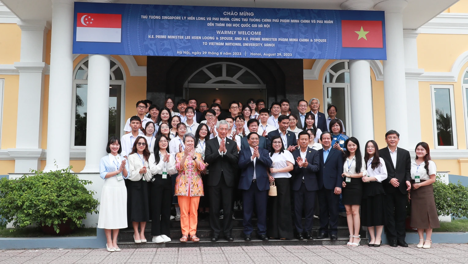 Hai vị Thủ tướng và các vị lãnh đạo chụp ảnh lưu niệm cùng sinh viên.