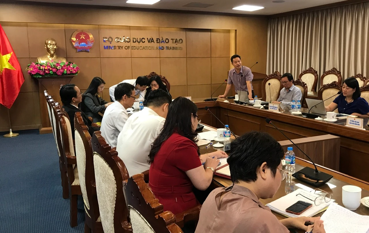 Đại biểu tham luận tại phiên họp.